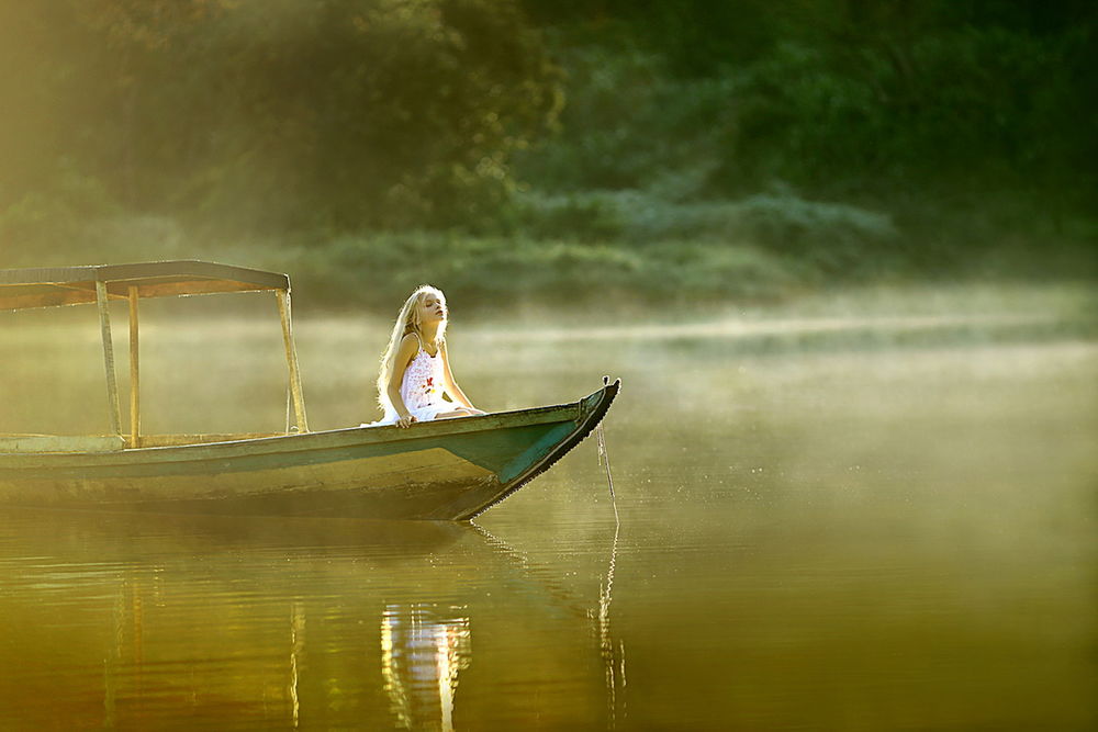 По озеру шла яхта. Девушка в лодке. Фотосессия в лодке. Человек в лодке. Девушка в лодке на озере.